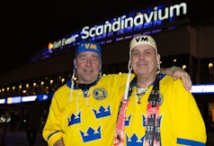 Glada supportrar poserar framfor kameran